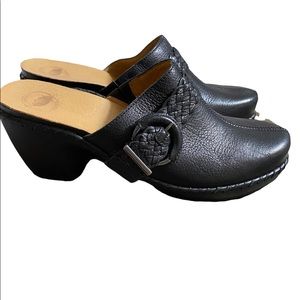 NURTURE BY LAMAZE ABIEE BLACK PEBBLE LEATHER CLOGS. SIZE 7.5